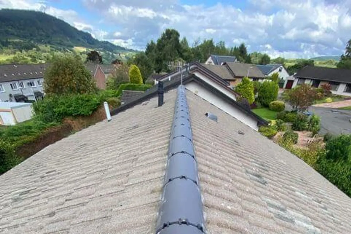 A dry ridge run along the full length of a tiled roof